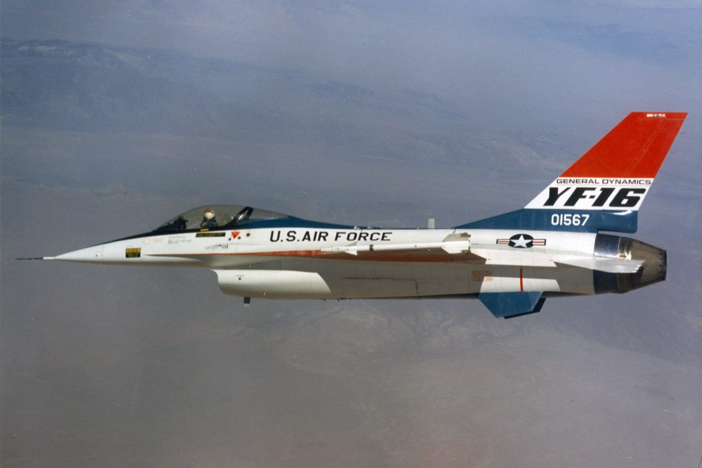 První prototyp YF-16 během svého oficiálního prvního letu (foto: USAF)